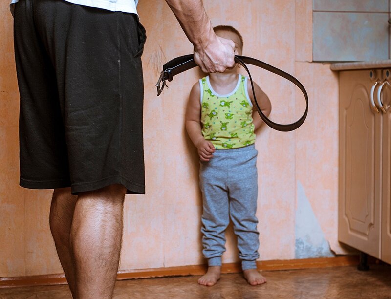 взрослые бьют детей ремнем
