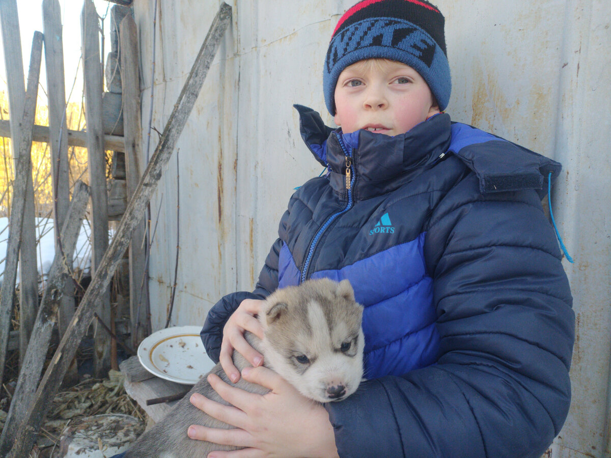 Ребенок уже большой, а тогда ему было 2-3 года. Мать только по выходным и праздникам видел. )))