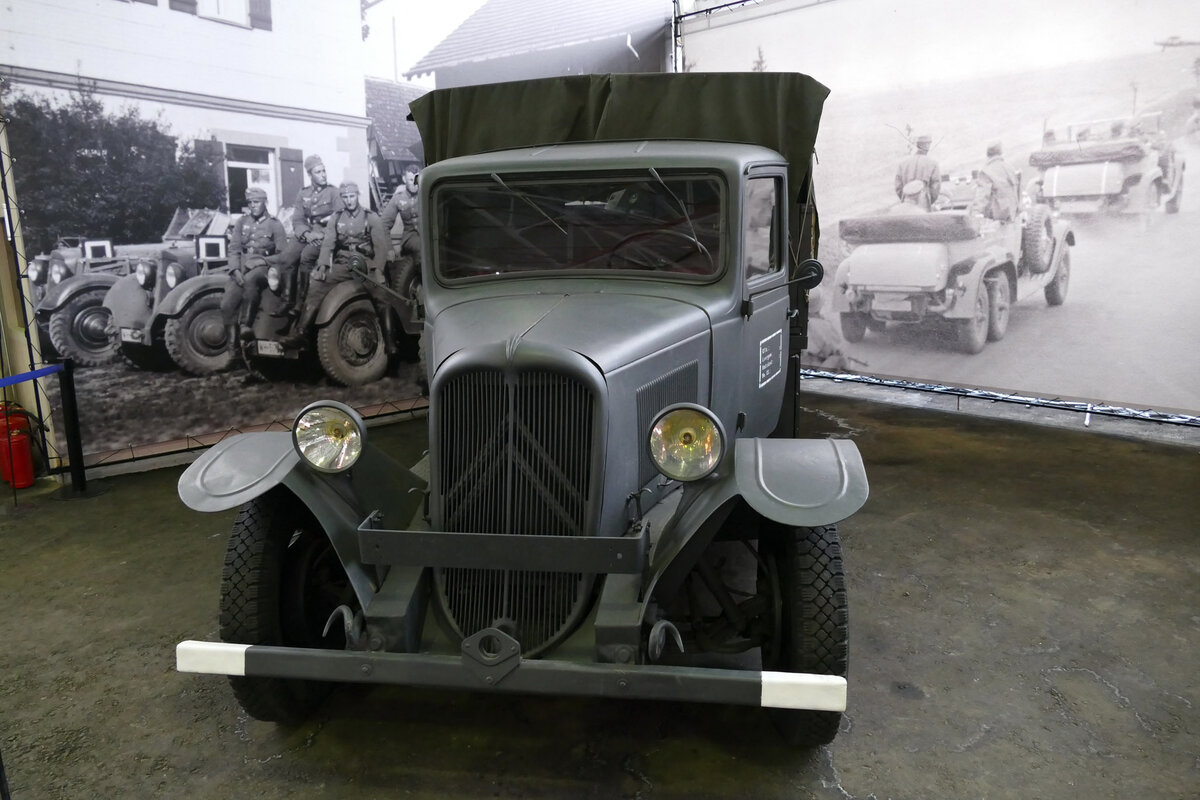 Поскольку машина больше времени провела в немецкой армии, темно-серный цвет более уместен.