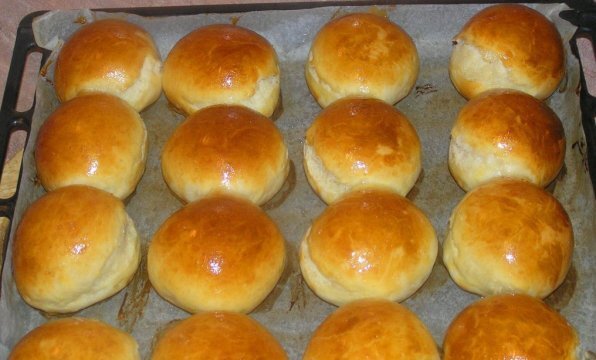 Ингредиенты: 
Кефир (или молоко) — 1,5 стак.
Мука - 4 стакана.
Дрожжи(сухие) — 2 ч. л.
Соль— 1 ч. л с горкой.
Сахар— 1,5 ст.л.
Яйцо— 1 шт
Чеснок— 6-7 зуб.
Масло растительное— 4-5 ст. л.