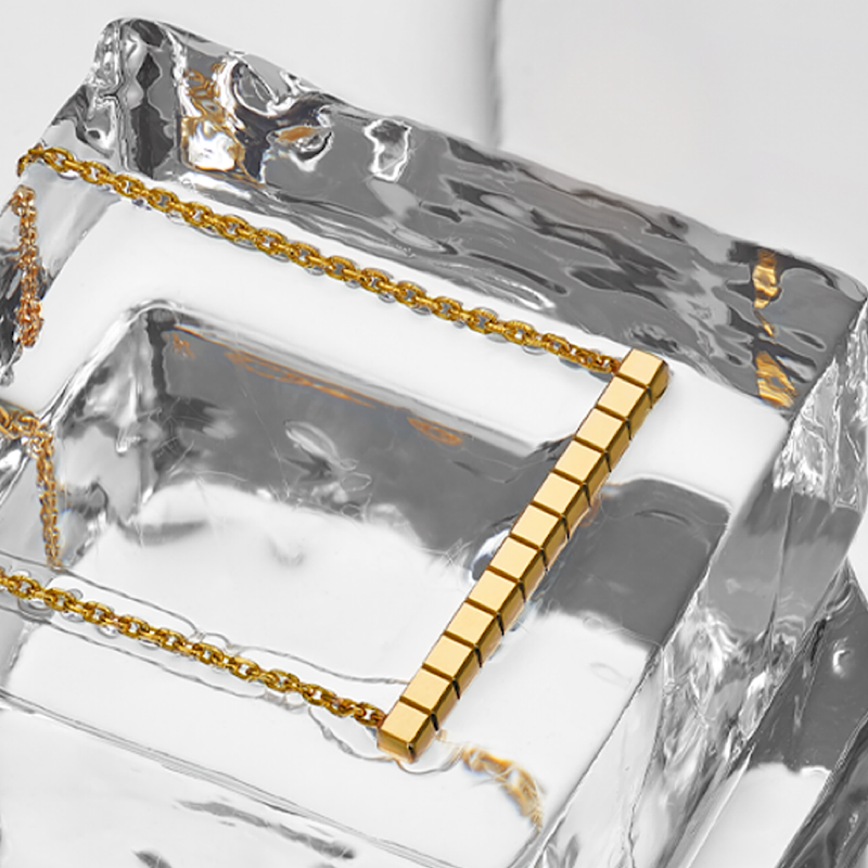 На фото: колье Chopard Ice Cube из желтого золота