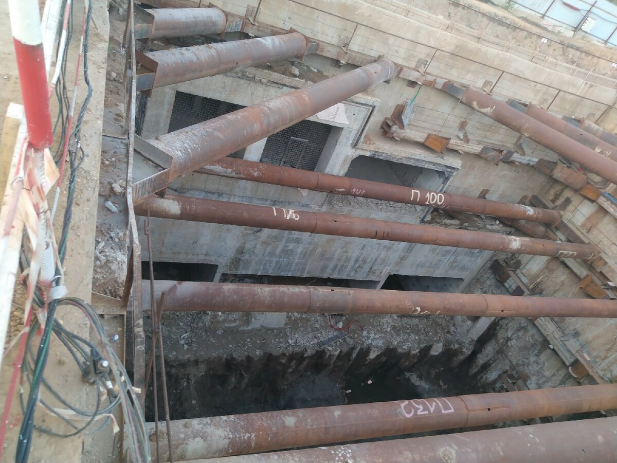 📷 1: Начинаем наш обзор сверху. Движемся от оставшегося задела при строительстве "Коммунарки" Сокольнической линии. На первом фото видны пересадочные коридоры сверху и перегонные тоннели снизу. Именно в этом месте северного вестибюля будет осуществляться пересадка с Троицкой линии на Сокольническую. 