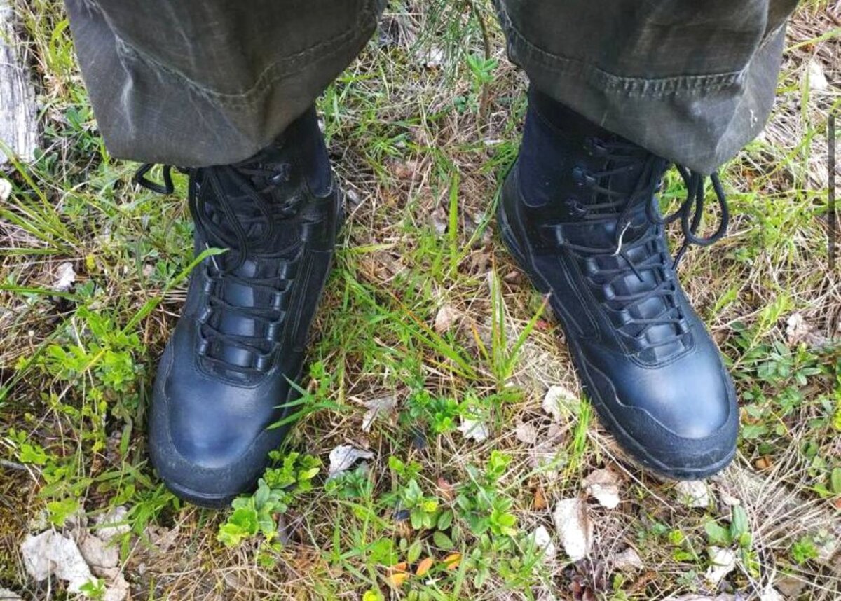 Друзья, всем привет.  Как ранее и говорил, у меня появилась новая обувь весенне-летне-осеннего плана, которую я потихоньку решил обозревать. 
 
Выход был по травостою, по лесу, немного заходил в болотца проходимые. 
 
С одной стороны, всего за два выхода сложно сформировать мнение, но с другой стороны, в обуви от Фарадея я хожу уже очень давно, и общее впечатление есть, думаю, что продолжая традиции, и новая обувка будет служить верой и правдой. 
 
Из явных моментов, которые меня за два выхода порадовали, это: 
 
• нормальный вес (специально не взвешивал, но не тяжело) 
• ногам не жарко 
• шнуровка хорошо держит 
• ноги не натер 
• сверху обуви не попадают семена от растений и прочее, т.е. и шнуровка и конструктив хорошо продуманы, не нужно через каждые 300-1000 метров расшнуровываться, чтобы вытряхивать все изнутри. 
 
В планах по этим берцам следующее: 
 
• погулять по грязи на тест на скользкость 
• так и быть, пройдусь реально по воде 
• ну и раз в месяц показывать, как себя обувь ведет в жизни 
• может быть, и в городе в них погуляю, но это уже осенью и зимой 
 
Мало того, что смотрятся красиво, чувствую себя в них уверенно. По этому дереву прошелся, нога не скользит, протектор держит, когда лес станет влажным, попробую этот трюк ещё и на влажных упавших стволах проделать, хотя в обычной походной жизни этого делать и не нужно) 
 
На фото видна небольшая мелкая ветвь, которую я сбил носом этих ботинок. резюме: пальцы вообще ничего не почувствовали, что тоже хорошо. 
 
Вот пример того, что в лесу среди травостоя может быть упавшее дерево, на которое можно налететь, и нормальная обувь будет весьма кстати, это так же можно увидеть на фото. 
 
Конечно, как в видео и говорил, пока выходы были простые, сильно не бегаю, все же по всем правилам, обувь должна капитально сесть на ногу своему владельцу, но с каждым разом, внутренне чувствуется, что все будет хорошо. 
 
Есть фото, где в них стою после того, как прошел порядка 3-4 километров. Вроде и мелочь, но ноге в 675 модельке Фарадея хорошо. 
 
Хотелось Вам показать тканевую вставку, которая, как я понимаю, призвана и вес облегчить, и обеспечить дыхание ноги. 
При этом, сам материал должен отвечать всем туристическо-походным требованиям: 
• быть прочным 
• удобным 
• не легко подвергаться обработке 
В данной модельке - это кордура (Cordura). Думаю, сей материал широко известен в кругах походной братии, описывать его не буду. 
 
Ну и напоследок, несколько чуть увеличенных фото, чтобы Вы могли вблизи посмотреть на ряд технических решений: 
Видны комбинированные системы для шнуровки: кожаные и металлические петли. При этом, кожаные можно, как я понимаю, не расшнуровывать, они у каждого человека в процессе займут свое положение для шнурков и будет своя степень натяжения. 
По опыту прежней Фарадеевской обуви, петли шнурки не рвут. 
 
Собственно, мнение формирую, набираю опыт хождения в этой обуви, за два выхода пока только эмоции со знаком плюс. Чувствуется, что на ногах именно настоящая обувь, которая не должна подвести в сложной ситуации. 
Кстати, иногда буду и свои старые берцы надевать, ведь и они все ещё в рабочем состоянии. 
На этом пока все, друзья. 
Всех благ. 
 
#отзывы_Фарадей 
#от_подписчика_Фарадей