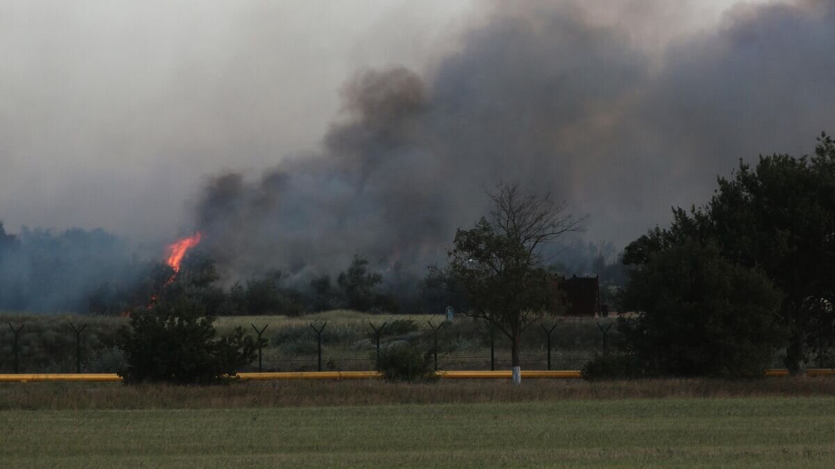    Дым от взрыва в крымском поселке Новофедоровка© РИА Новости / Макс Ветров