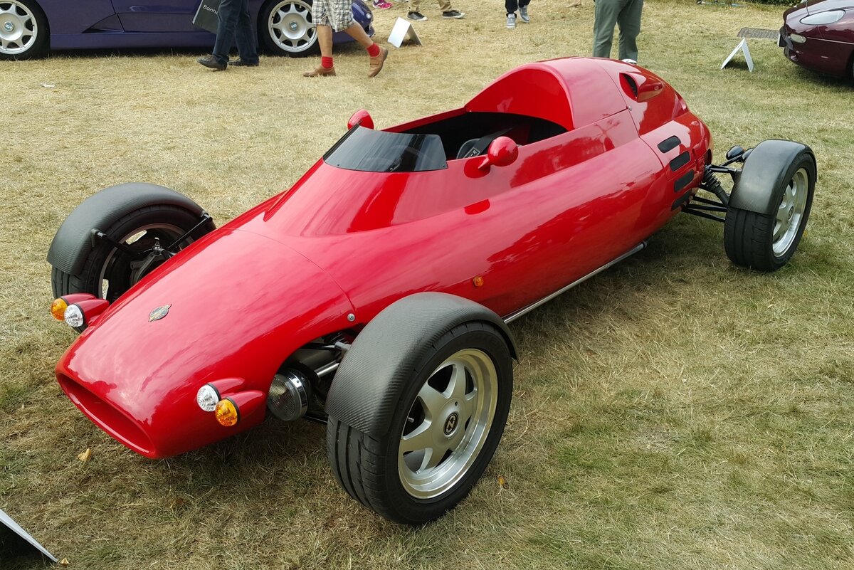    Сверхлёгкий спорткар Light Car Company Rocket конструкции Гордона Мюррея весил всего 360 килограммов — во многом за счёт использования мотоциклетного мотора Yamaha. Ему на смену должна была прийти модель Lightning с двигателем V8 от Рассела Сейвори — по сути, мотором Yamaha, «умноженным на два»   
Фото: Василий Костин