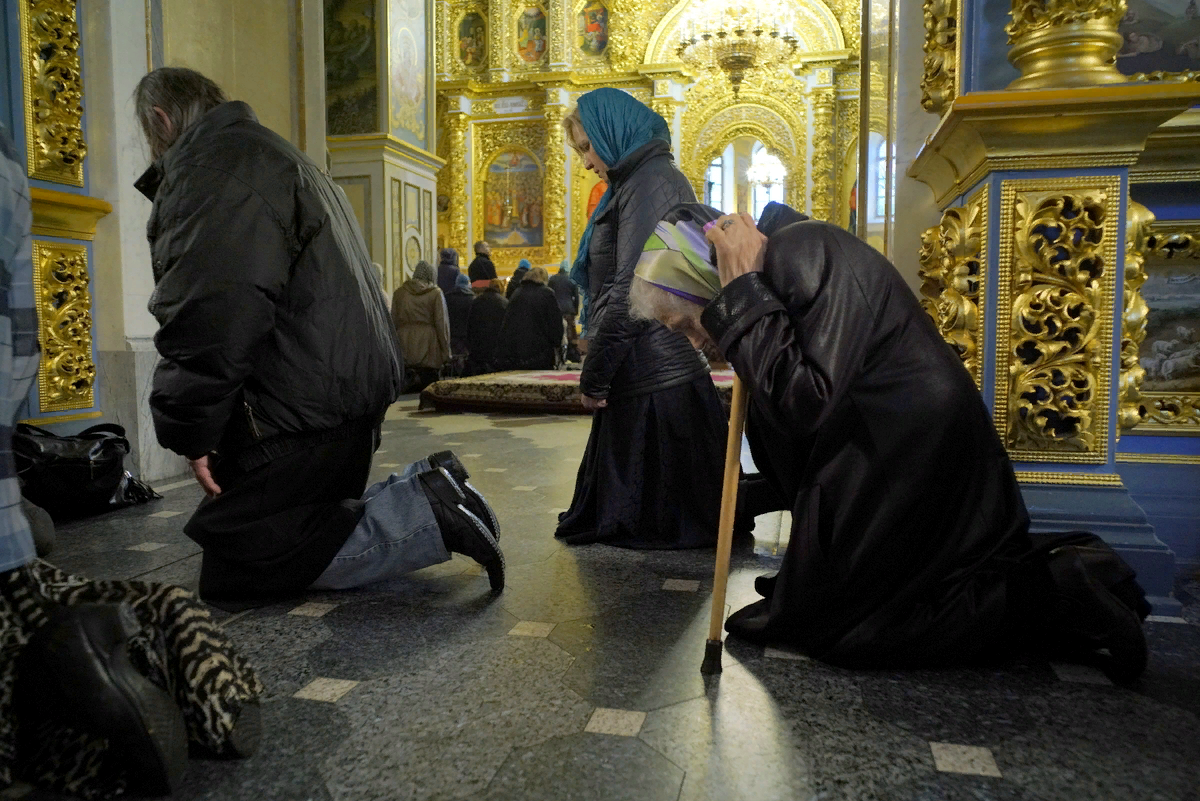 Упасть в церкви на пол