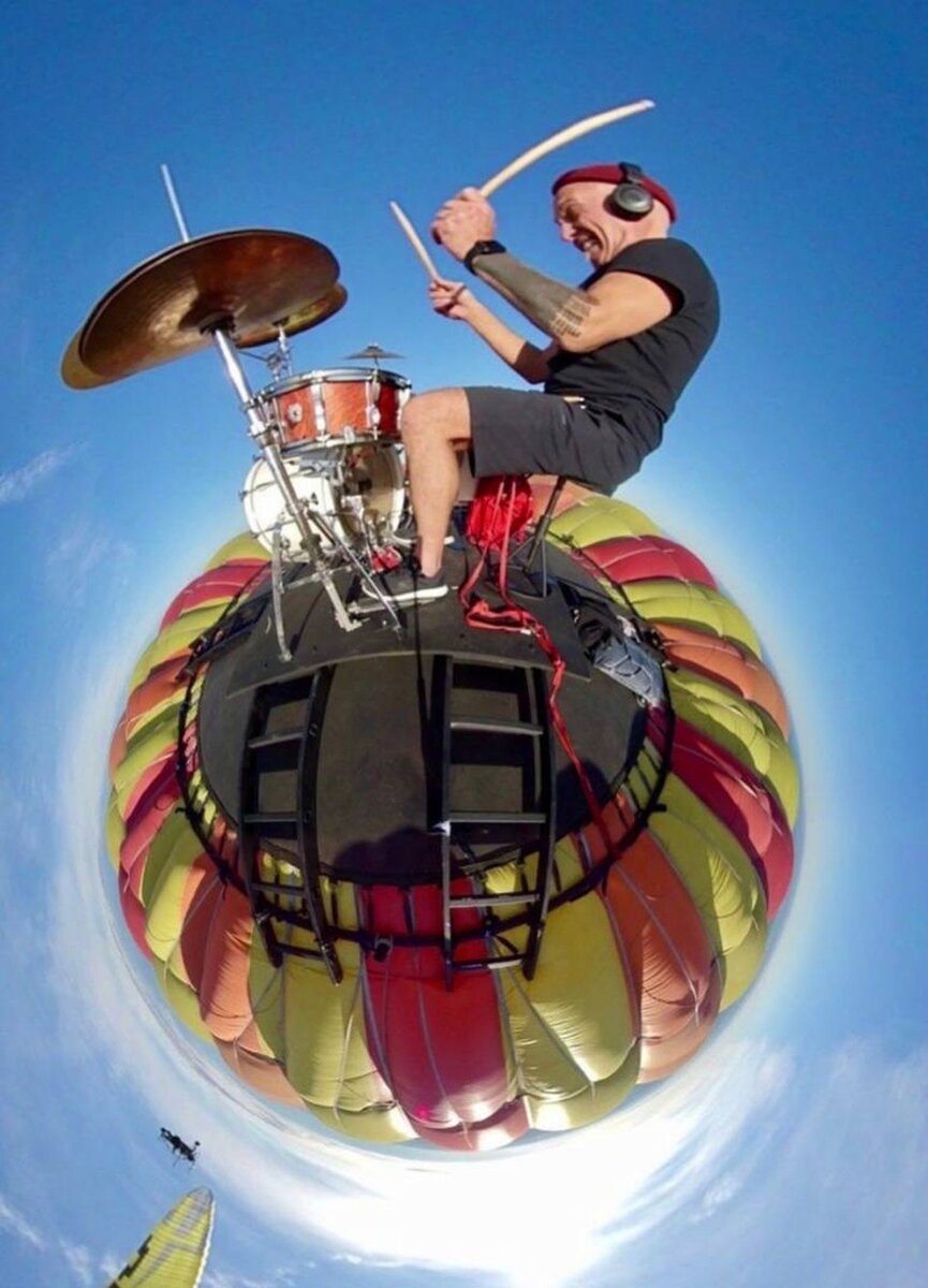     Владимир Дягель сыграл концерт на воздушном шаре