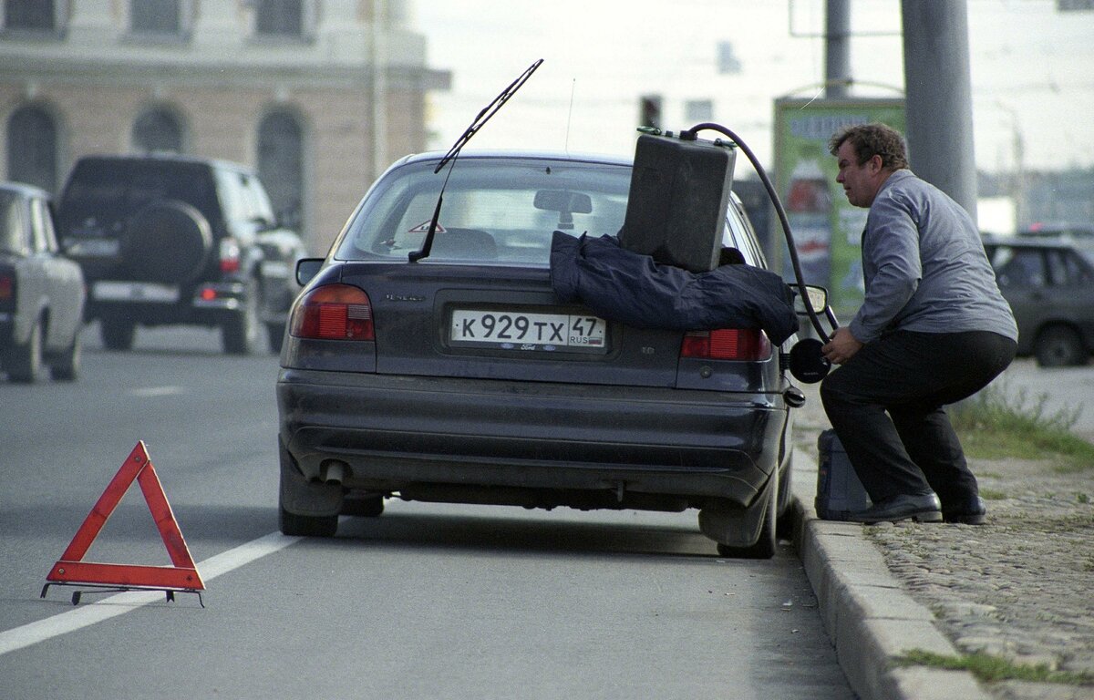     Эксперимент: заливаем в бак машины «протухший» бензин Фото globallookpress.com