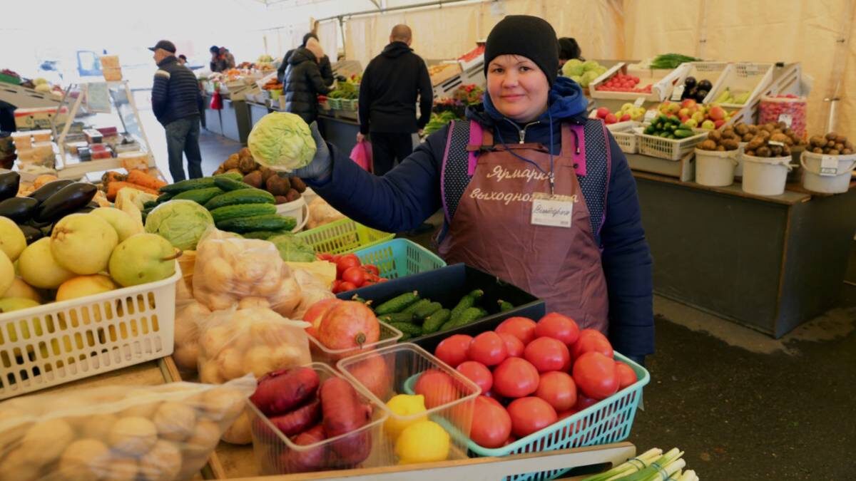    Продавец Виктория Ушакова реализует продукцию липецких сельхозпредприятий / Фото: Анатолий Цымбалюк / Вечерняя Москва