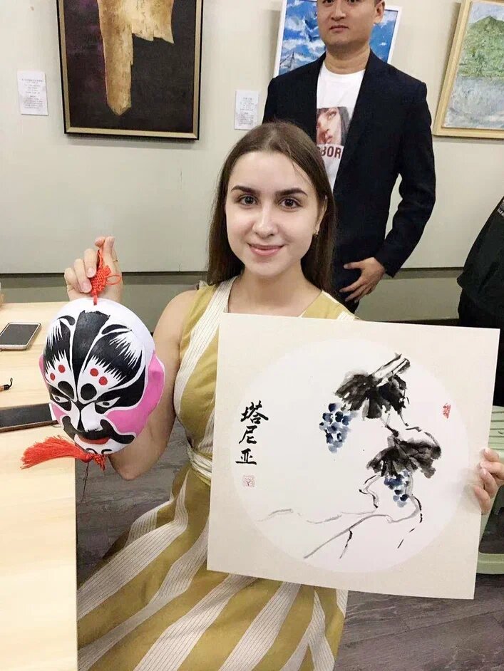 И масочка с гримом рядом