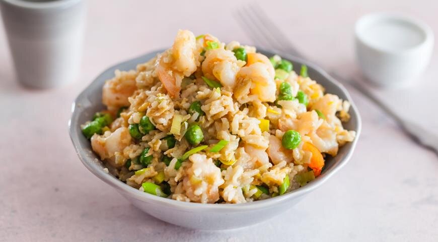 Жареный рис с креветками и овощами