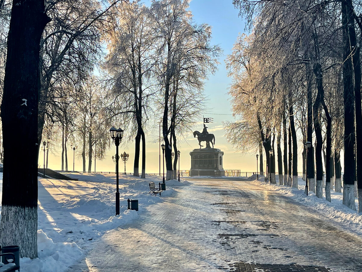 Памятник князю Владимиру Крестителю и Святителю Феодору на Пушкинском бульваре.