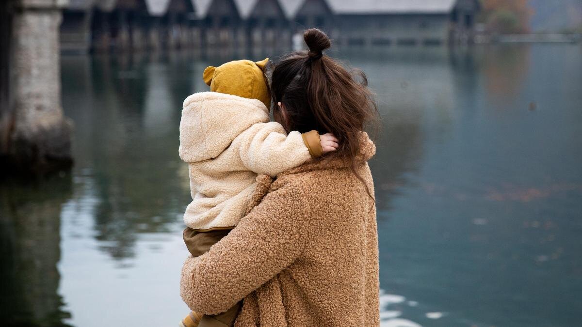    Женщина держит ребенка на руках:pexels.com