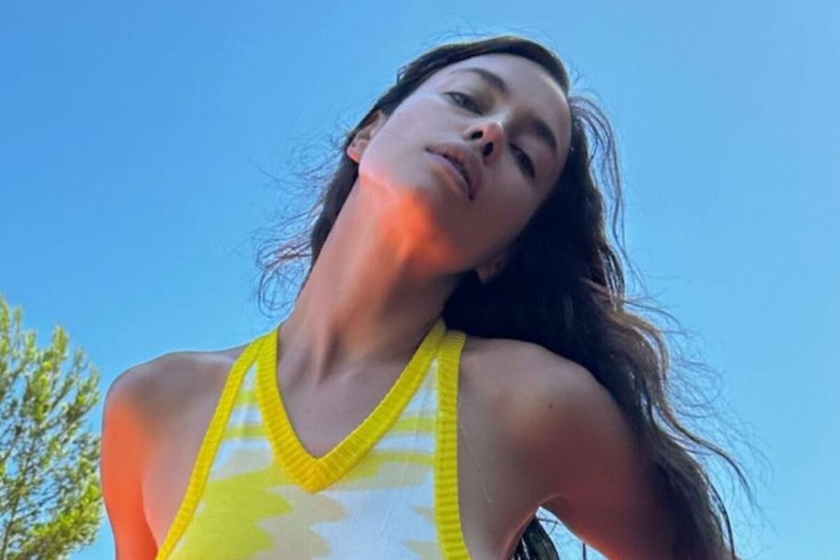     «Сексуальная теннисистка»: Ирина Шейк без юбки приняла провокационную позу на корте