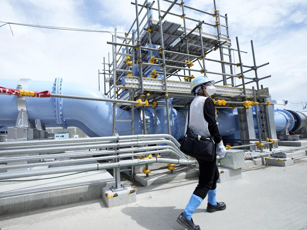 Трубопровод, предназначенный для сброса воды в море с атомной электростанции "Фукусима" © AP Photo / Eugene Hoshiko