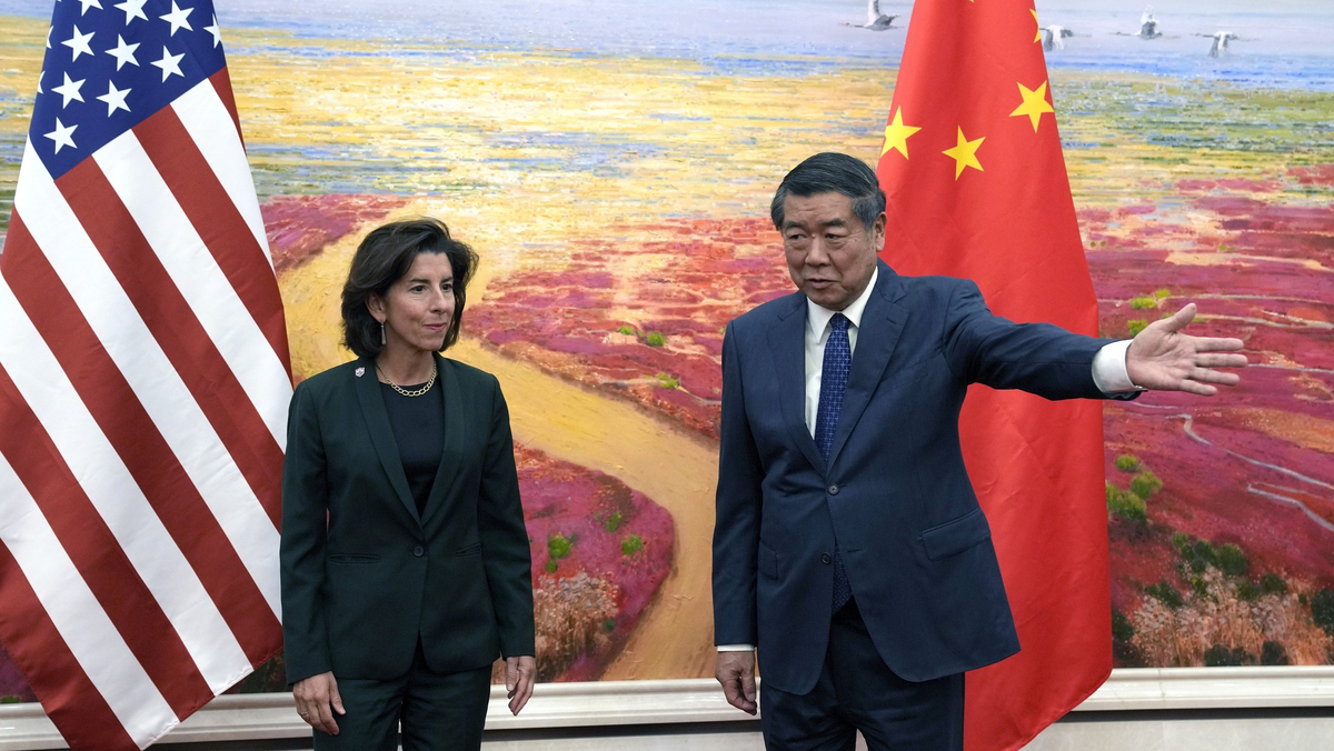 Прошу, уходите, пожалуйста 