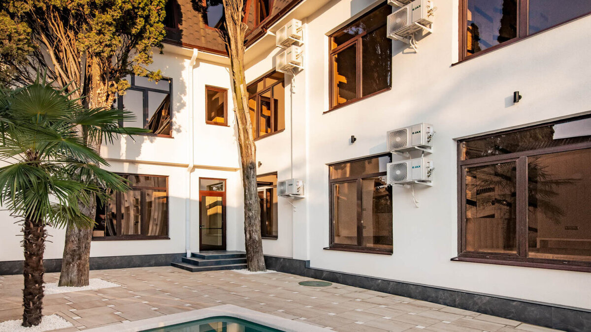 Концепция, доходность и загрузка отеля "Проспект" Категория отеля 3 звезды. Наличие ресепшена и лобби (помещения для приема, оформления и отдыха гостей). Зона отдыха с бассейном. Рум сервис и ежедневная уборка номеров. Пляжный отдых. Отель наиболее хорошо подходит для пляжного отдыха, располагаясь в 10 минутах ходьбы от пляжей центрального Сочи. Расположенный на Курортном проспекте недалеко от прогулочной набережной вблизи оборудованных пляжей привлечёт наибольшее количество гостей в данный отель. Оздоровительный отдых. В низкий сезон отель привлечёт гостей едущих для оздоровительного отдыха, так как рядом с отелем расположены различные санатории с хорошей лечебной базой. Деловой и событийный туризм. Расположение отеля в центре города, непосредственно на Курортном проспекте делает отель очень привлекательным как для тех кто едет с деловой поездкой (так как рядом расположены основные конференц залы), так и для тех кто едет с целью посмотреть город и посетить различные развлекательные мероприятия (рядом расположены Цирк, Летний театр, Зимний театр, концертный зал Фестивальный, парк Дендрарий).