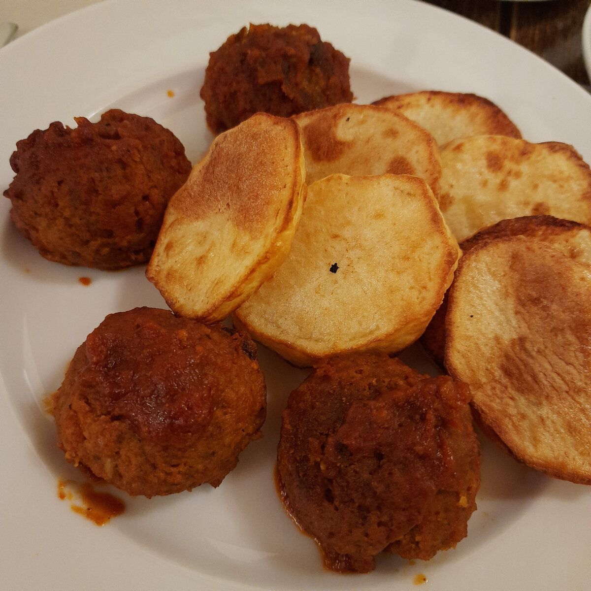 Зато сфотографировала кюфту с картошкой. В кюфте довольно много специй, но мне это понравилось.