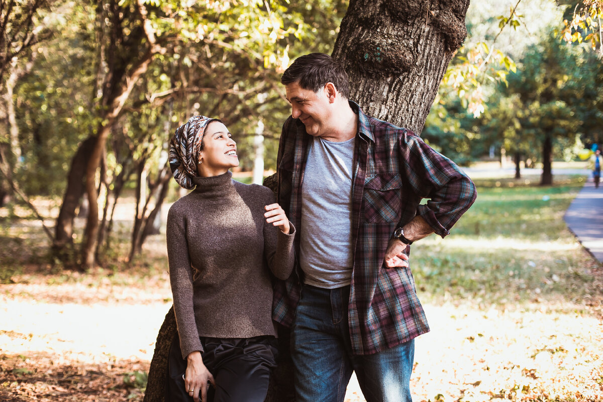 Равшана Куркова в роли Мавлюды и Сергей Пускепалис в роли Владимира Каленого на съемочной площадке продолжения сериала «А у нас во дворе»