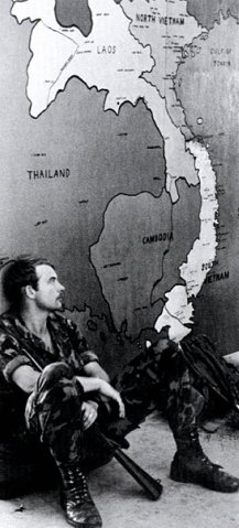 Солдат ожидает переброски в аэропорту , ~ 1971г