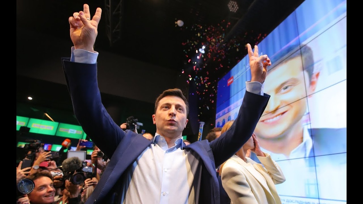 Владимир Зеленский, игравший роль главы государства в сериале «Слуга народа», избран президентом Украины