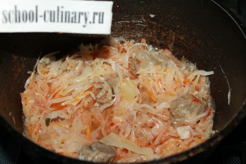 Как потушить квашеную капусту с мясом. Мясо с квашеной капустой. Тушёная квашеная капуста с мясом. Потушить квашеную капусту. Тушёная квашеная капуста в духовке.