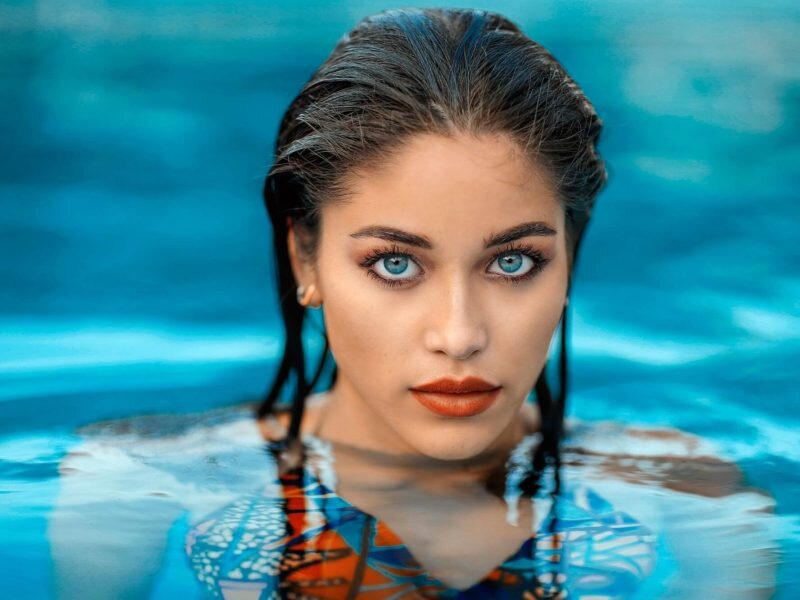 Девушка в бассейне и у нее макияж!
