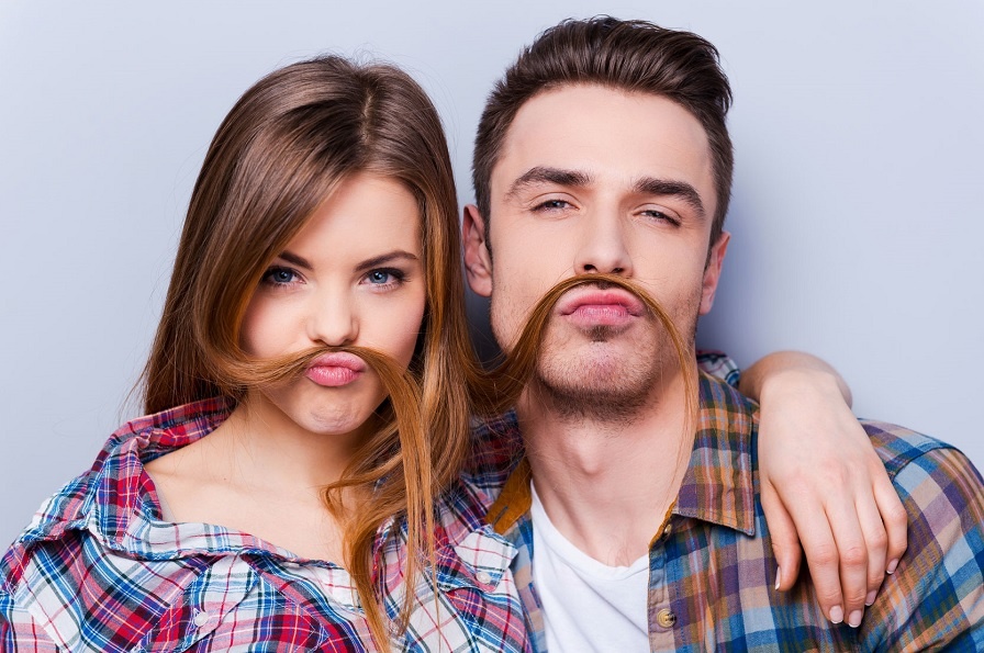 Идеальное решение: девушки - улыбайтесь, парни - будьте серьезны. 