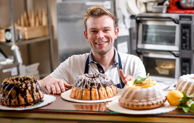 Дэвид кейкс кондитер. Кондитерские шедевры. Девушка кондитер. Кондитеры или кондитера. Кондитер.