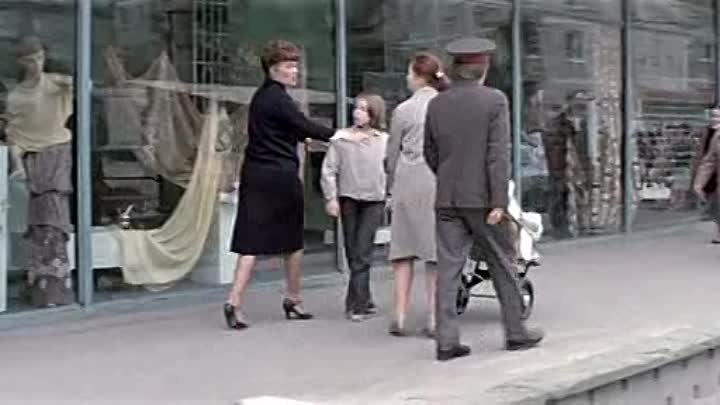 Кадр из фильма. Надю задерживают "за спекуляцию"