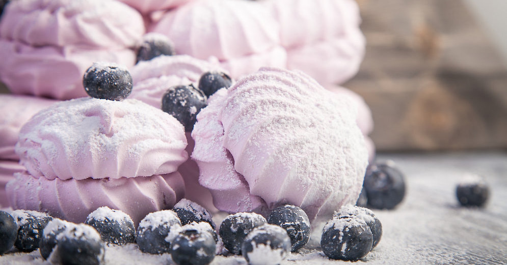 Главное выбирайте зефир из натуральных наполнителей - ягоды, фрукты - лучшим вариантом будет зефир от Белебеевской Пастильной Мануфактуры - например зефир без сахара на натуральных ингредиентах - достаточно дорогой по сравнению с обычным зефиром, но зато намного полезнее