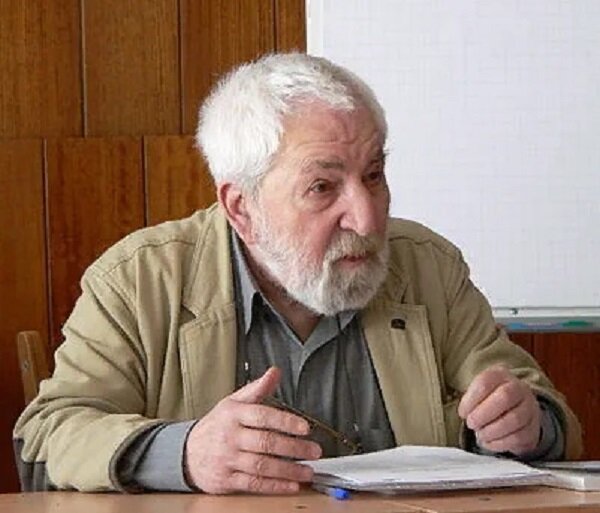 Алексей Кириллович Симонов (род. 8 августа 1939, (79 лет), Москва) - советский и российский писатель, переводчик, кинорежиссёр, правозащитник, педагог. С 1991 года президент Фонда защиты гласности. Член Совета при Президенте Российской Федерации по содействию развитию институтов гражданского общества и правам человека до 2012. - Симонов Алексей Кириллович: https://ru.wikipedia.org/wiki/                                                                                                                       