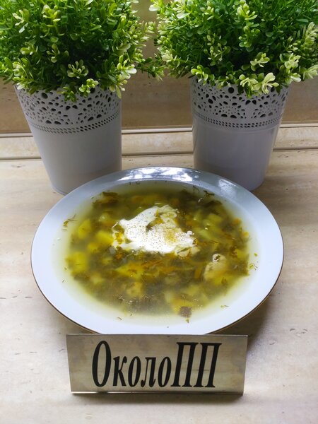 Тарелка зеленых щей с куриной грудкой на обед