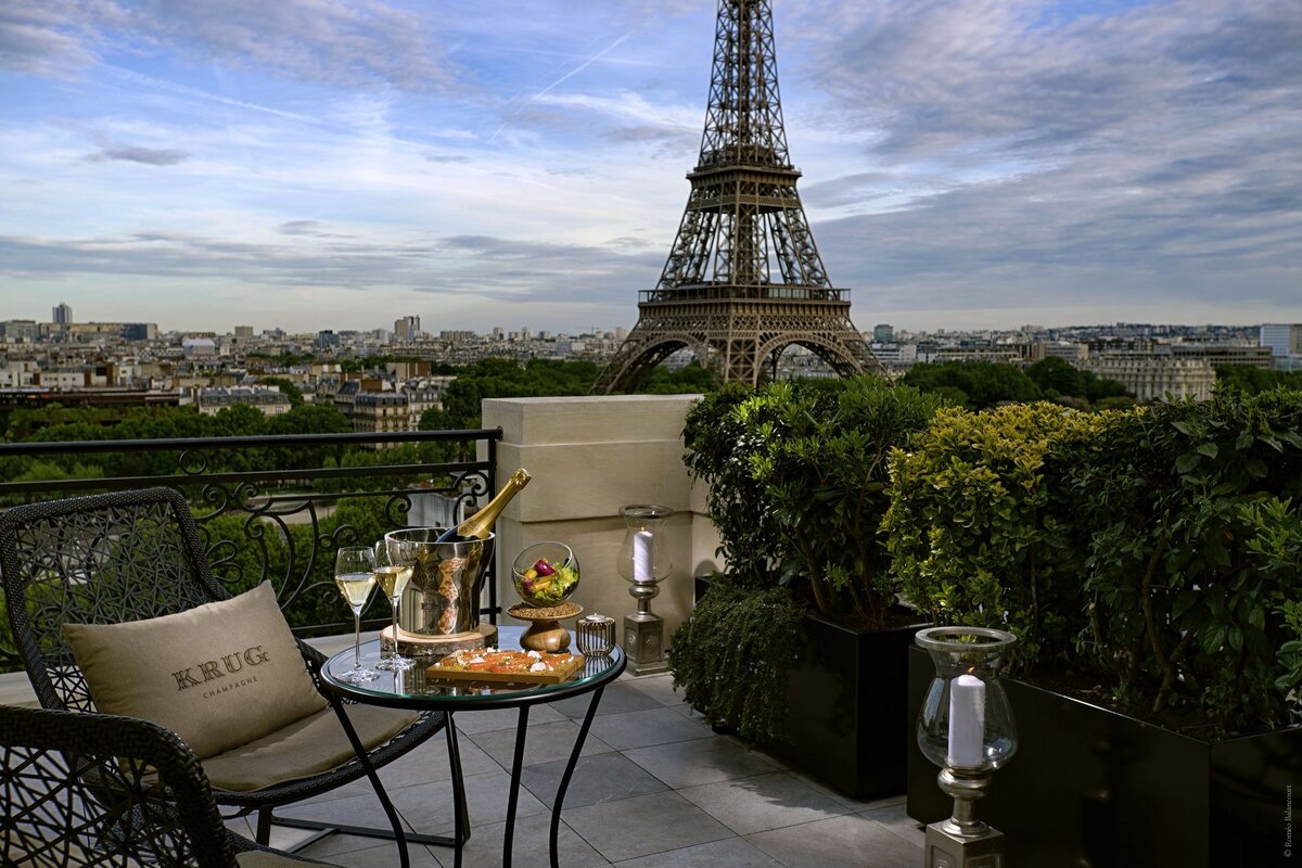 Бар Krug с открытой террасой в отеле Shangri-La, Париж