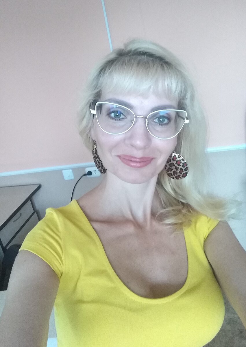 Всем привет, давайте знакомиться. Это я, Вера, утром в своем офисе )