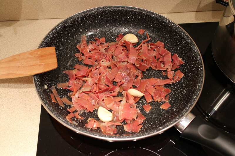 Добавляют пассерованные с томатным пюре овощи. Минут до готовности добавляем. Рататуй из овощей на сковороде. Курица в кастрюле. Минут до готовности добавляем.