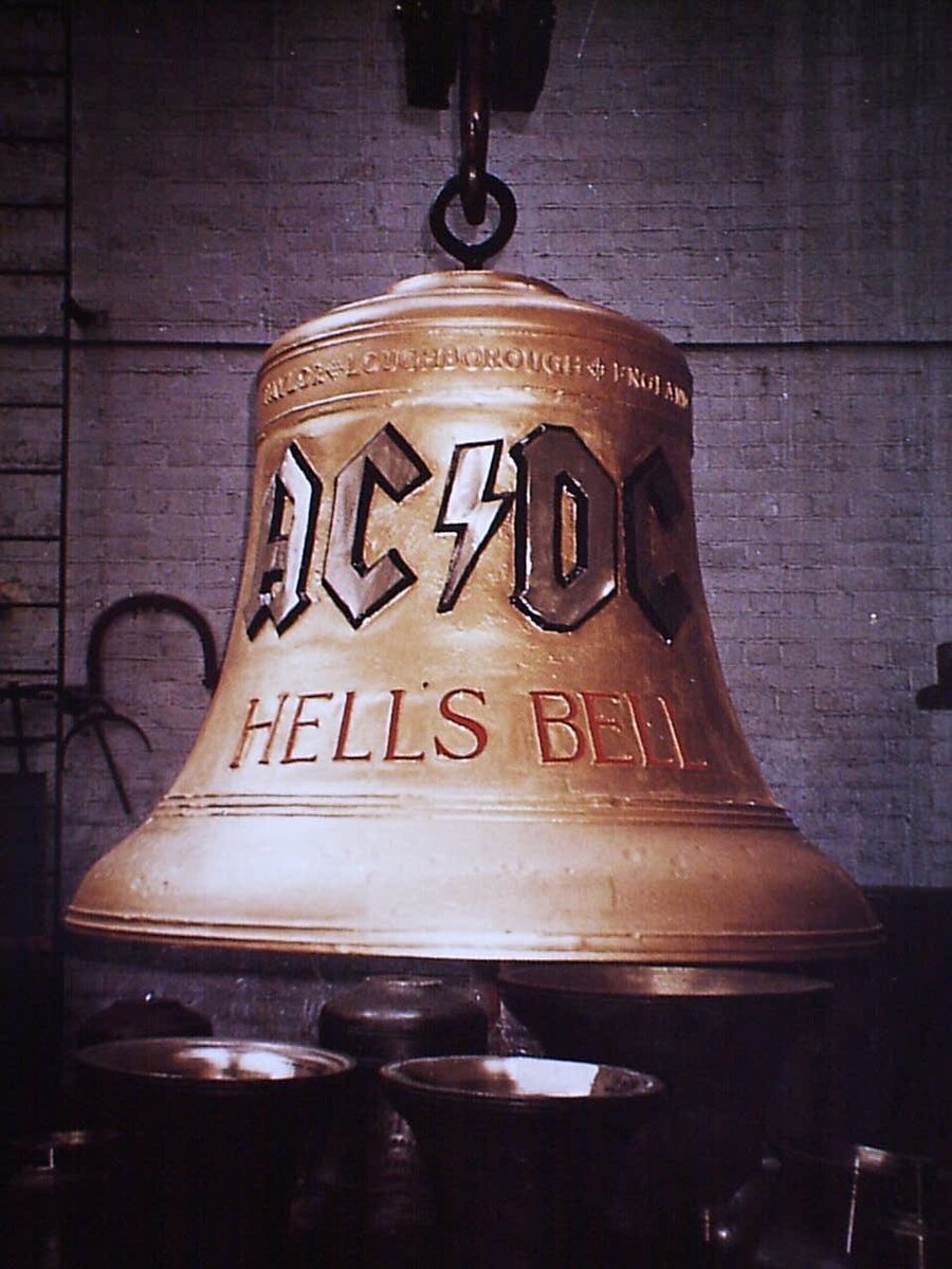 Слушаем и понимаем: AC/DC – Hells Bells | Tricky English | Дзен