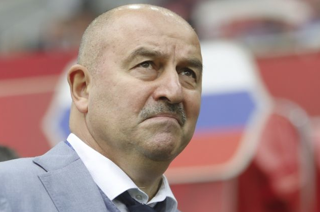Станислав Черчесов, похоже, это не одобряет)