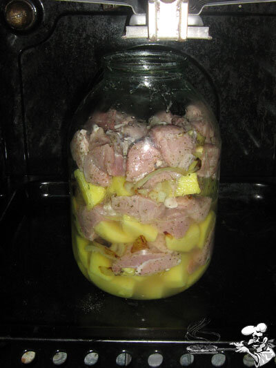 мясо с овощами в банке в духовке. картофель с мясом в банке в духовке. курица с овощами в банке в духовке. шашлык в банке в духовке. курица в собственном соку в банке.