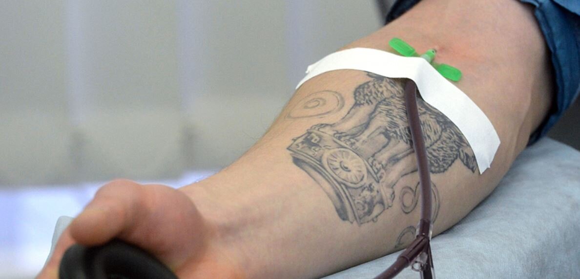 Как делают татуировку на вене на руке?