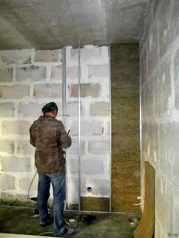 Рис. 2. Монтаж каркаса и заполнение его минватой