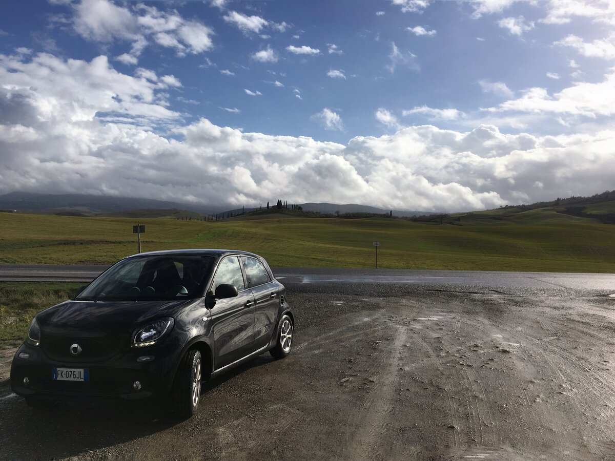 Наш автомобиль на фоне холмов Тосканы © mamkin_traveller