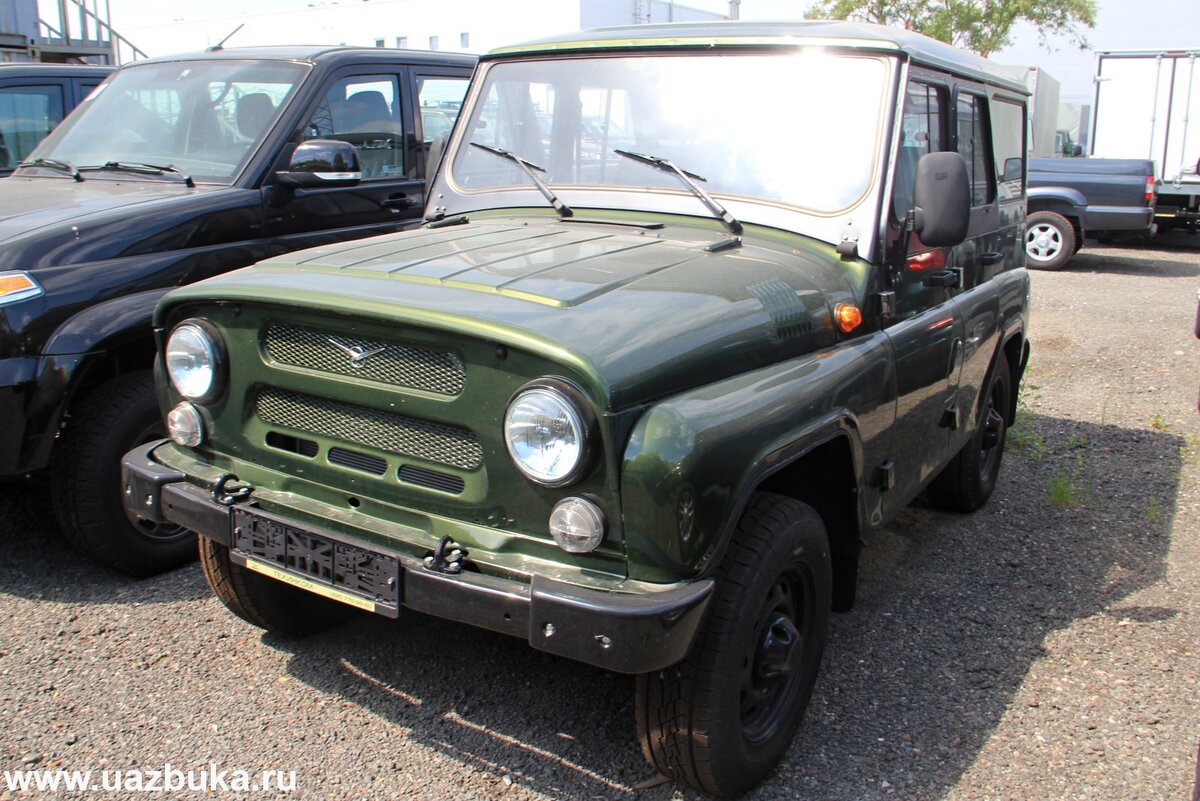 УАЗ Хантер на стоянке у дилера