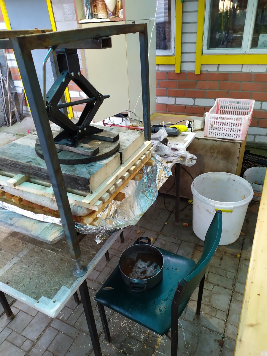 пресс в действие. собрано все из подручных материалов.