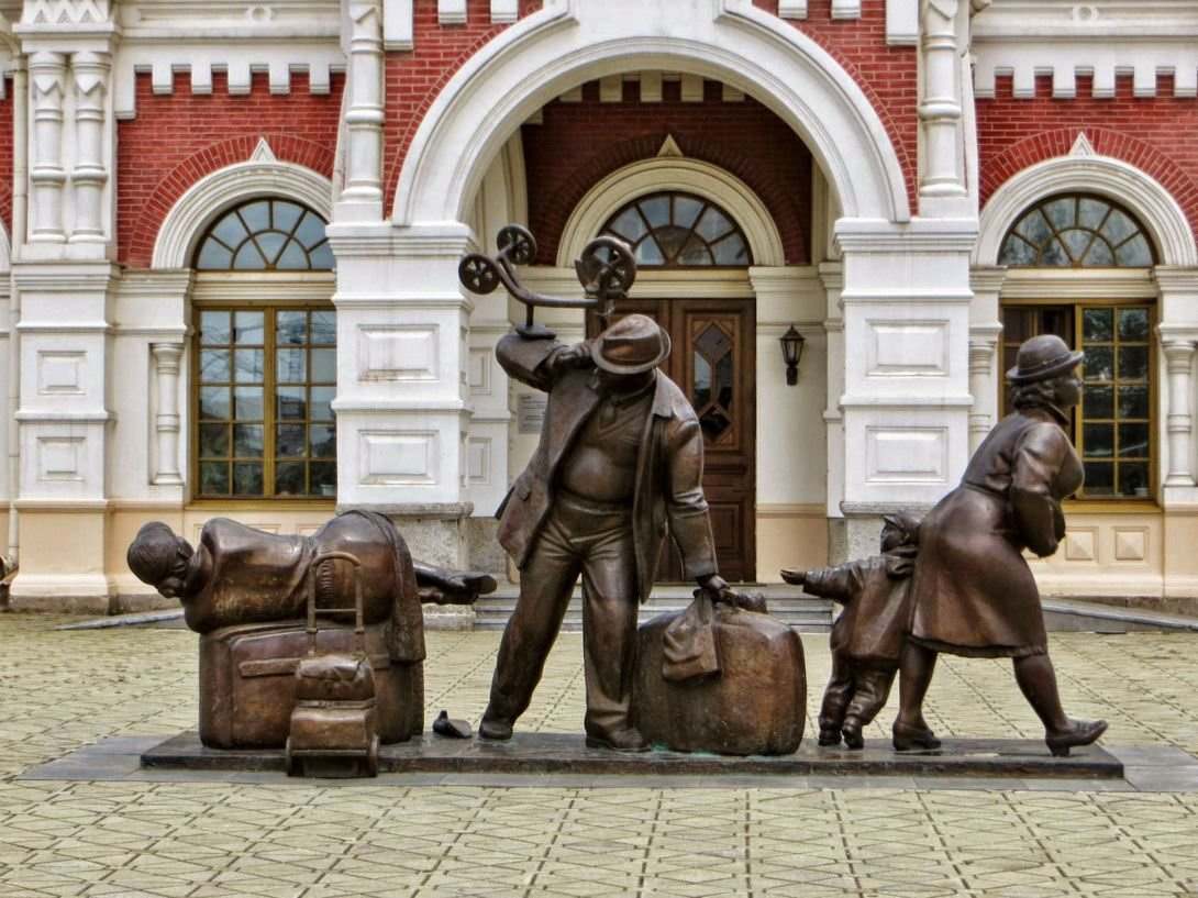 В каком городе установлен уральскому. Памятник пассажирам в Екатеринбурге. Памятник пассажирам на вокзале Екатеринбурга. Памятник около вокзала Екатеринбург. Скульптура «пассажиры» в Екатеринбурге.