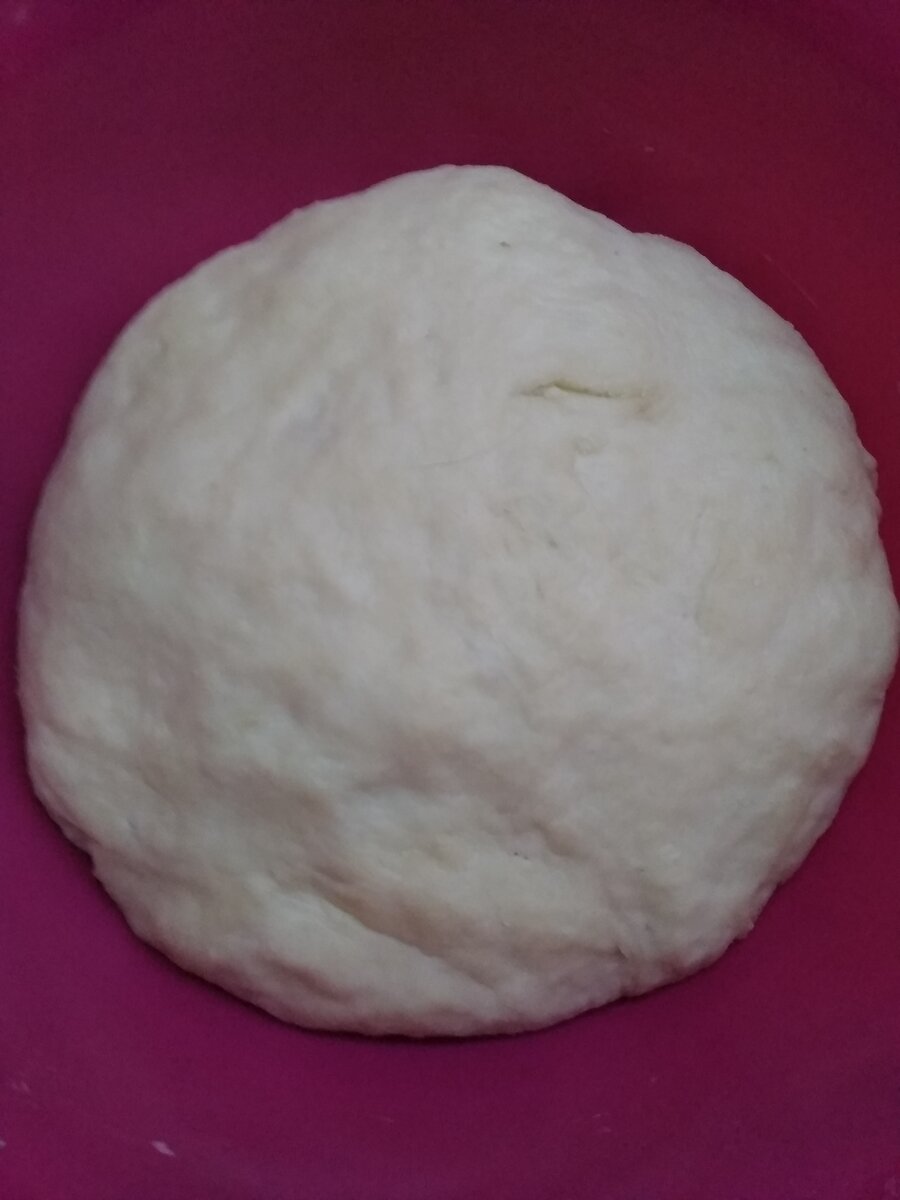 1/2 стакана теплой воды, чайная ложка соли, 2 столовых ложки сахара, 2 столовых ложки подсолнечного масла, 50 г маргарина, чайная ложка быстрорастворимых дрожжей. Муки, сколько возьмет, чтобы получилось упругое тесто, не прилипающее к рукам. У меня, вероятно, ушло гр 400... точнее не скажу.