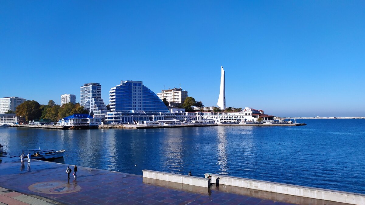 Вид на море с набережной Корнилова