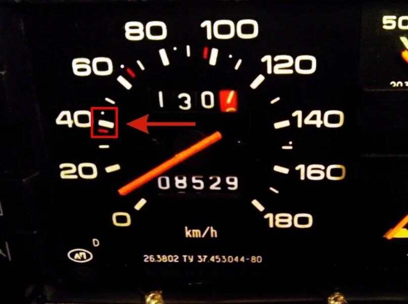 Вот такие белые точки и красные отсечки можно встретить на некоторых спидометрах