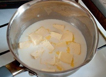 Замесим опару из теплого молока, сухих дрожжей, 1 ст. л. сахара и 1.5 стакана муки, предварительно просеяв.
Ставим на 1 час в теплое место
Когда опара увеличится, добавляем в растопленное сливочное масло,
ванильный сахар, яйца и остатки сахарного песка (1/2 стакана).
Все хорошенько смешиваем
Добавляем просеянную муку.