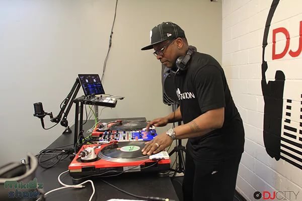 Александр Демин Москва, Россия
Техно-Посиделки: DJ Foxy Tail